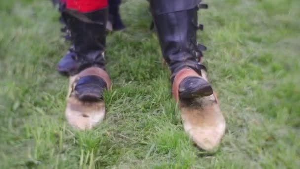 Groep van volwassen mannen participeert in vrolijke Games — Stockvideo