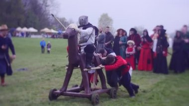 bir şövalye deler kısa bir mızrak tarafından bir lahana