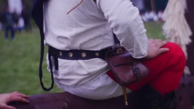 Şişman adam ahşap at üstünde oturuyor