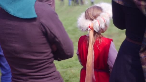 고 대 국가 옷을 입은 어린 소녀 — 비디오