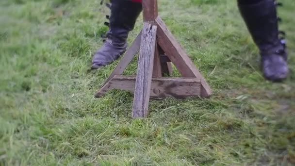 Muž tančí kolem dřevěné sloupkové — Stock video