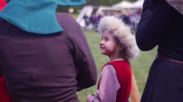 Festival Histórico de Visitantes Assistindo Concurso — Vídeo de Stock