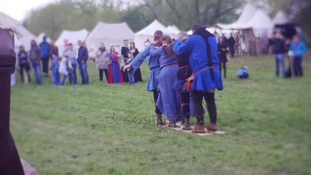 Deltagarna i festivalen delta i skidtävling — Stockvideo