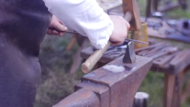 Smith produce bracey metálico a partir de metal fundido — Vídeo de stock