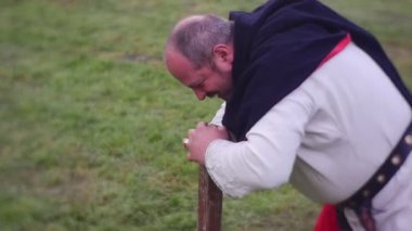 Adam ahşap ayağı tutar