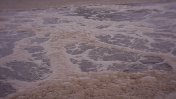 Espuma roja en la superficie del agua sucia en la filtración de la piscina, burbujas de agua sucia con espuma en una de las etapas de purificación del agua — Vídeo de stock