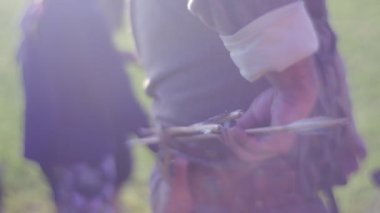 Archer bir ok kemerini dışarı alır