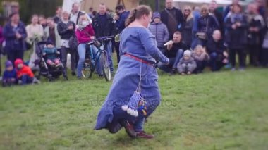 Ahşap sütunlar geçmiş bir şişman kadın çalışır