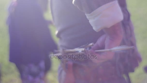 Archer sort une flèche de sa ceinture 