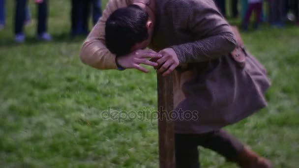 一名年轻男子绕着一根木柱 — 图库视频影像