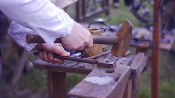 Smith Makes a Rivets — Stock Video