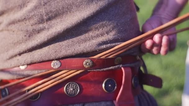 Flechas de madera detrás de un cinturón de cuero de arquero — Vídeo de stock