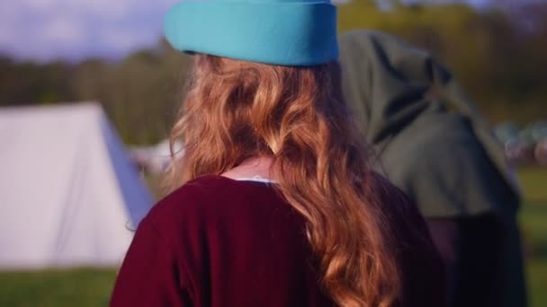 Rödhårig flicka håller en pilar i hennes händer — Stockvideo