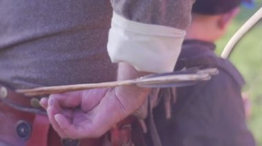 Gizli arkasında bir geniş deri kemer son oktur
