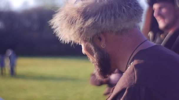 Człowiek koryguje jego upadłych Off wąsy — Wideo stockowe