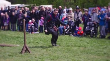 Sarhoş bir adam bir alanı çalışır