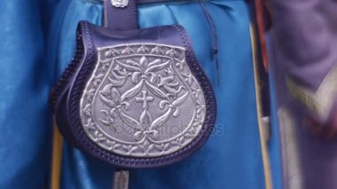 Metal bir plaka ile büyük siyah deri çanta