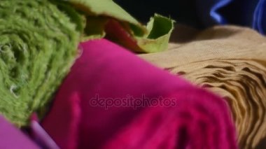 Çok renkli kumaş ve rulo