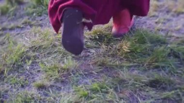 Kırmızı deri çizmeler ile keskin, çorap kadar Twisted