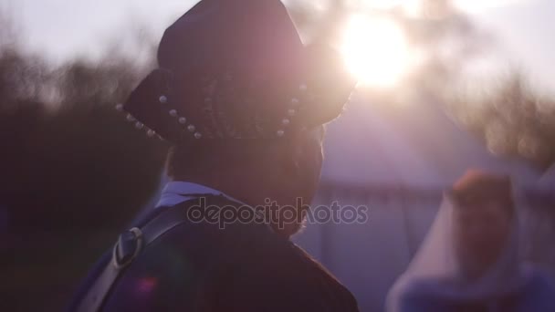 Ember öltözött fekete spanyol jelmez — Stock videók