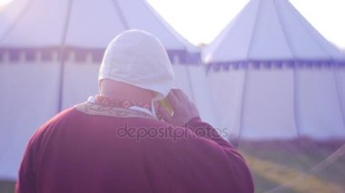 Adam kullanır Smartphone antika Ulusal giysiler içinde