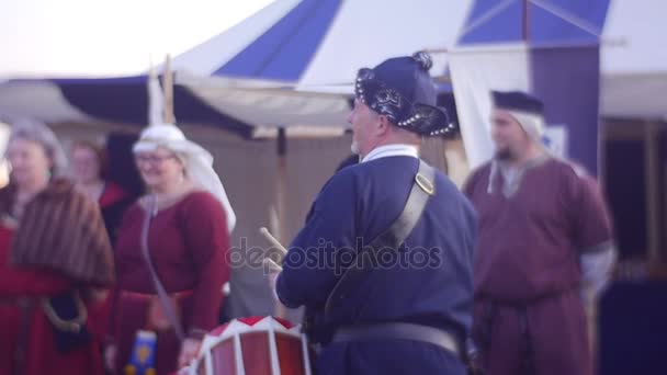 Mężczyzn i kobiet uczestniczyć w festiwalu historycznym — Wideo stockowe