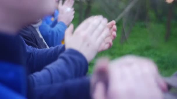 Mannen en vrouwen applaudisseren aan hun muziek artiesten — Stockvideo