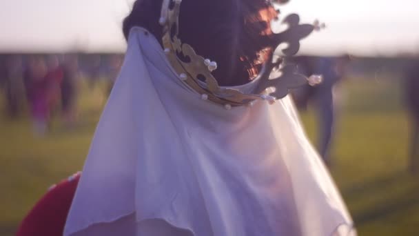 Menina, vestida com roupa de rainha, come sorvete — Vídeo de Stock