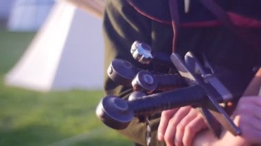 Sarışın Archer paslı kılıç taşır