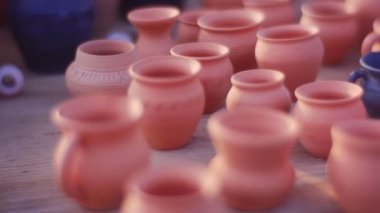 Potter, bir geniş ürün yelpazesine sahip kil çömlek açık havada el yapımı olan Fuarı'nda ahşap bir masa, vitrin