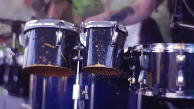 Yaz aylarında açık hava, bir davulcu bir dövme elinde müzik sopa ile davul çalma ile müzik konser