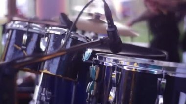 İki müzisyen davul çalmak. Açık havada yaz müzikal performans