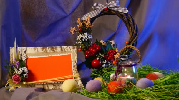 Cadre photo festif de Pâques près de l'anneau en bois brun, même chose en ce qui concerne l'ensemble de cartes coulissantes, qui ont installé près des œufs de poule et de caille, bouteille avec une bougie — Video