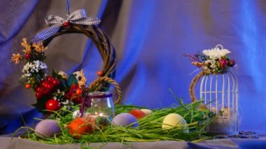 Şişe ile bir yaktı mum alınan Away From an Paskalya tablo kaplı ile bir çok geleneksel hediyeler Studio var