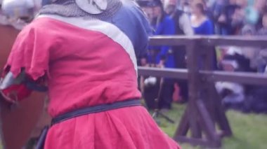 Şövalyeler iki takım bir mücadele izliyor