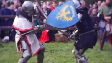 Siyah ve Beyaz Şövalyeler meydanında mücadele