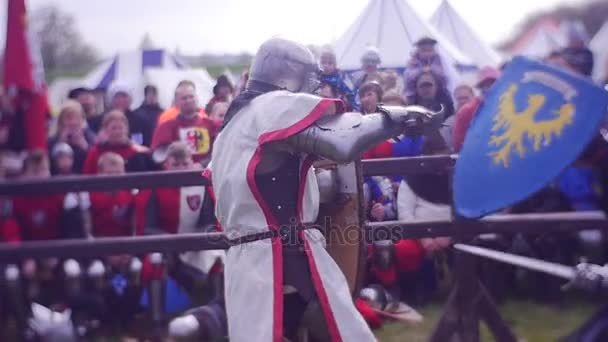 Mädchen filmt Video von Ritterschlacht mit Kamera — Stockvideo
