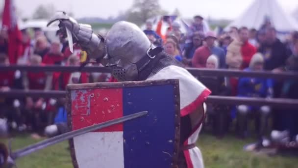 Un gros juge observe un duel de deux chevaliers — Video