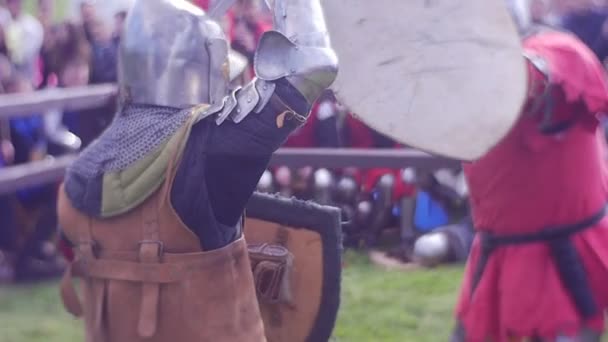 革の鎧を着た中世の騎士 — ストック動画