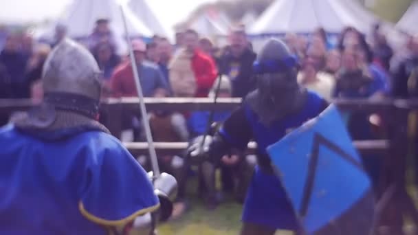 Şövalyeler onların kılıç mücadele becerileri test ediyoruz — Stok video