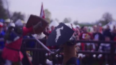 Uzun boylu Knight Holding arka bir düşman bir saldırı