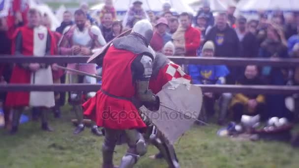 2 つの中世の騎士が決闘を始めています。 — ストック動画
