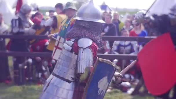游客是看两个骑士战斗 — 图库视频影像