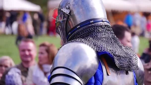 Le chevalier se prépare pour un combat — Video