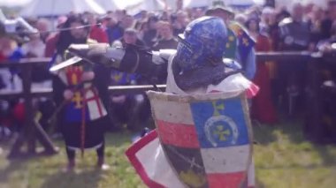 Kısa bir şövalye bir saldırı gidiyor