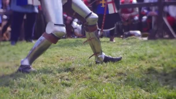 Metalen poot Armor is aangebracht op de Knight's benen — Stockvideo