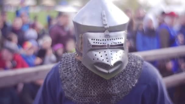 Středověká kovové brnění s řetězci ramena — Stock video