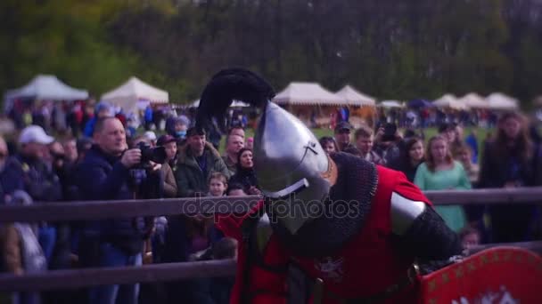 Ein Ritter begrüßt die Zuschauer — Stockvideo