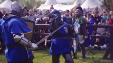 Yeni gelenler eskrim öğretmeni güler