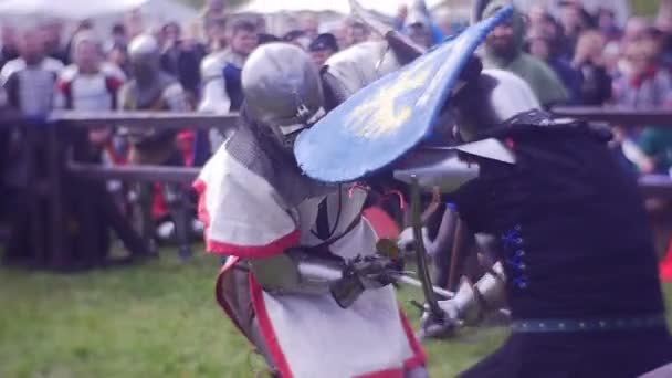 Dois cavaleiros altos estão lutando em uma arena — Vídeo de Stock